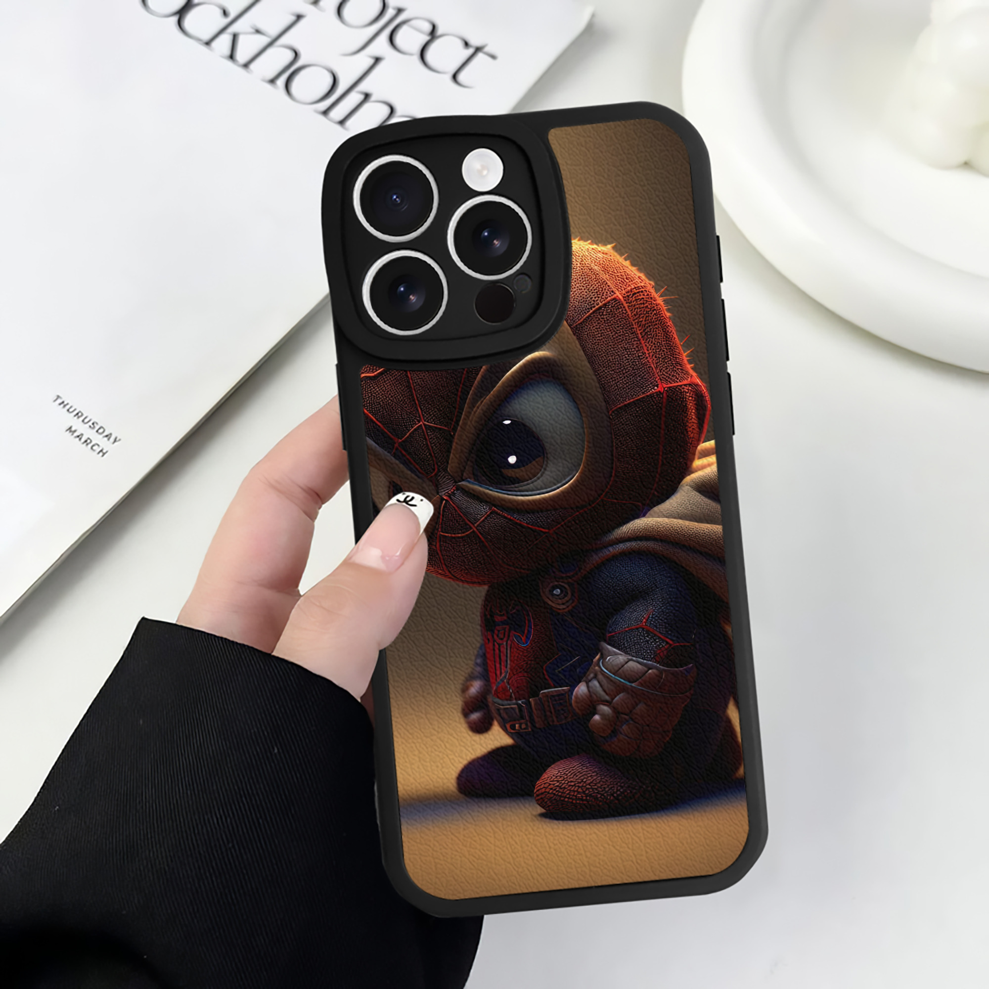 （画像用） Spider Man スパイダーマン 【iPhone 16シリーズ対応】シリコンスマホケース（レザー調） 材質：シリコン